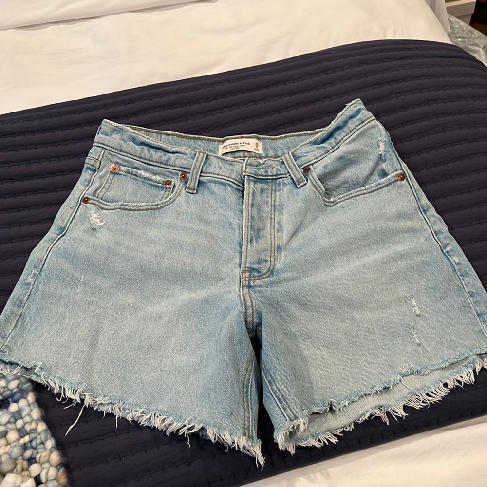 NEW ABERCROMBIE AND FITCH SHORTS SIZE 28